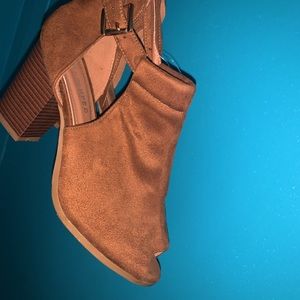 BRAND NEW TAN/BROWN CUT OUT OPEN TOE HEELS